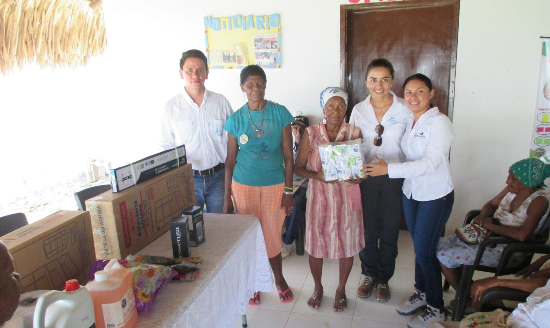 Fotografía de beneficiaria y voluntarios de la Fundación San Rafael Arcangel
