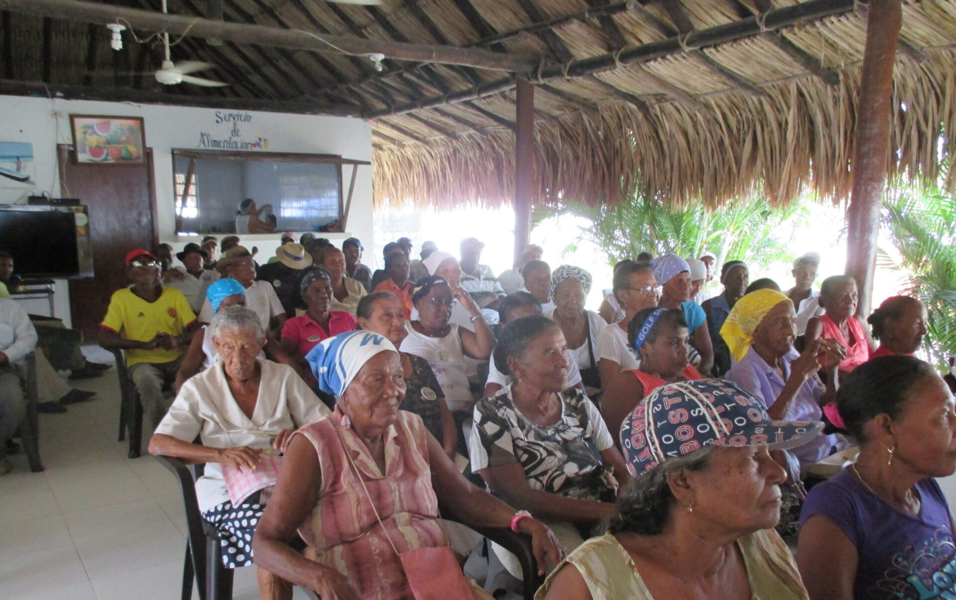 Fotografía de comunidad beneficiaria de gestión de responsabilidad social de la Fundación San Rafael Arcangel