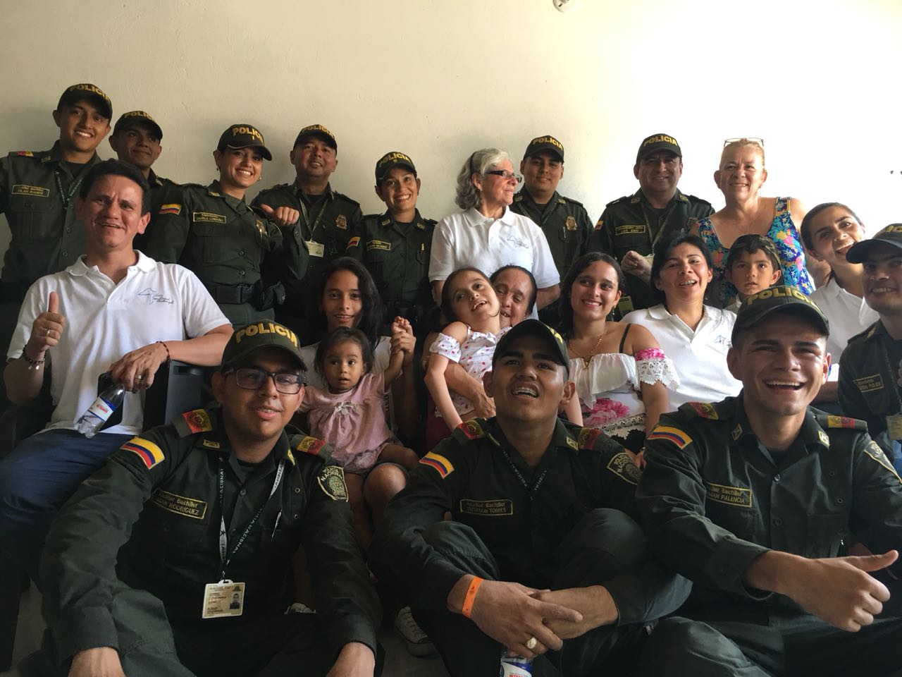 Fotografía a comunidad beneficiaria después de responsabilidad social acompañados por la Policia Nacional